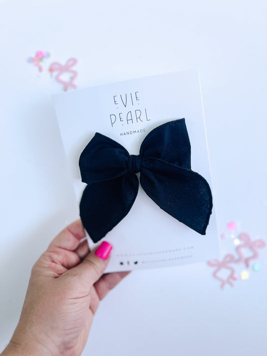 Black Solid Medium Bow